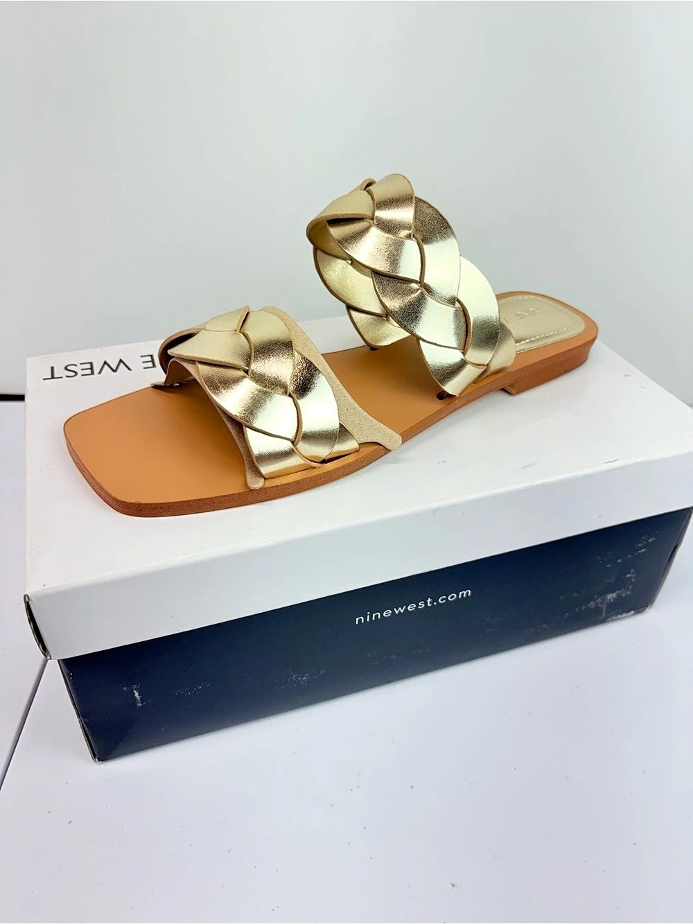 Nine West Womens 8.5M Riner Gold Metallic Braided Flat Slide Sandals